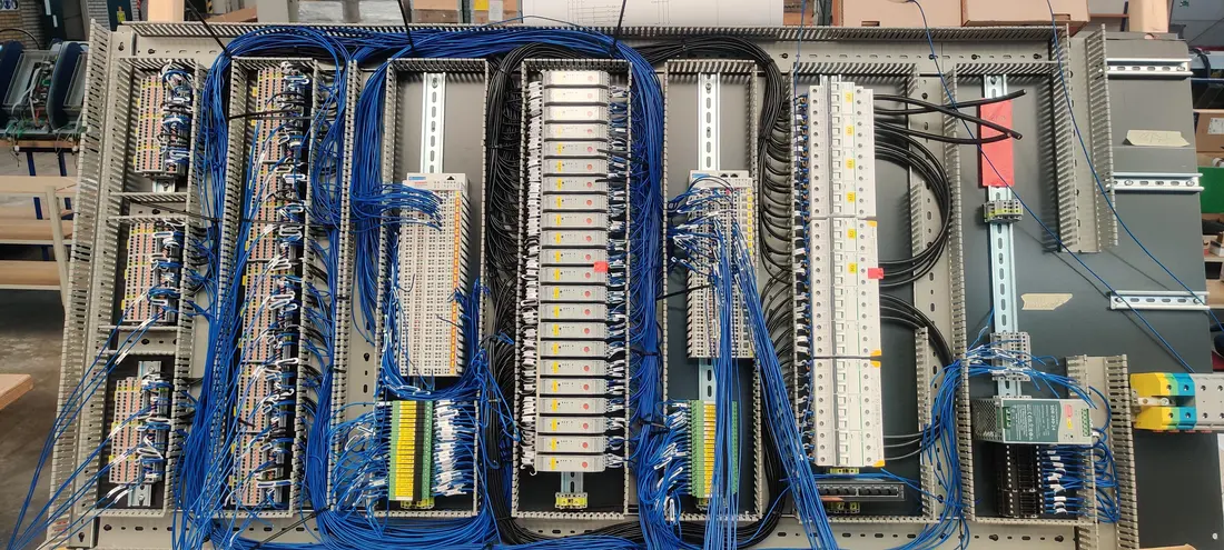 Control cabinet backplane with terminal wiring