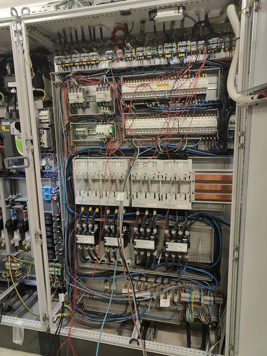 Dense control cabinet terminal wiring